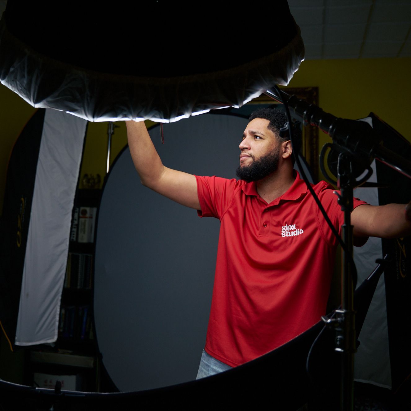 Gerson adjusting a large softbox before a headshot session